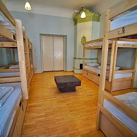 The Monks Bunk & Bar Hostal *