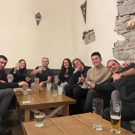 אכסניה The Monks Bunk & Bar