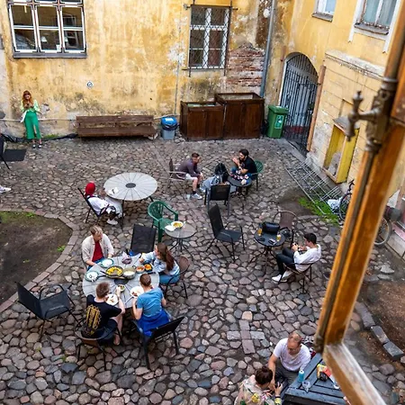 The Monks Bunk & Bar אכסניה