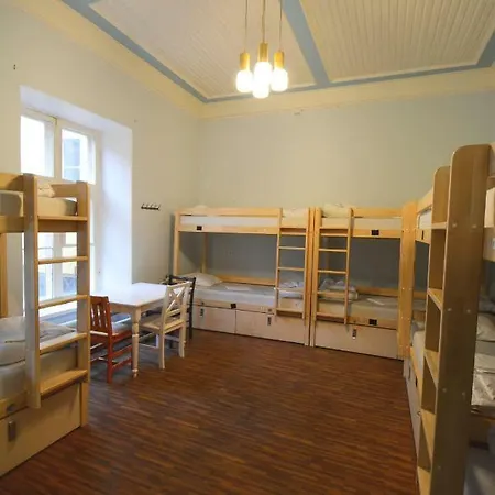 The Monks Bunk & Bar אכסניה *