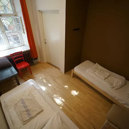 The Monks Bunk & Bar אכסניה *