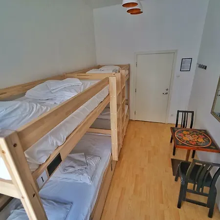 The Monks Bunk & Bar אכסניה *